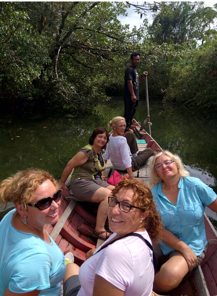 Antonia, Josefa, Angeles, Amparo, M Carmen y M Jose de viaje en Camboya