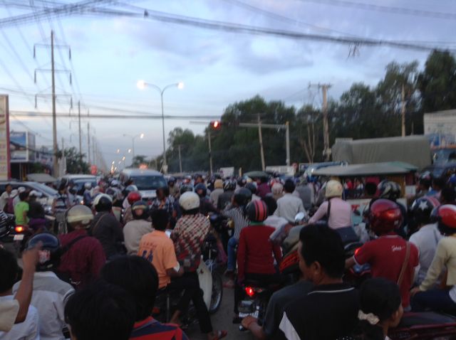 Atascos en Phnom Penh, viajar a Camboya