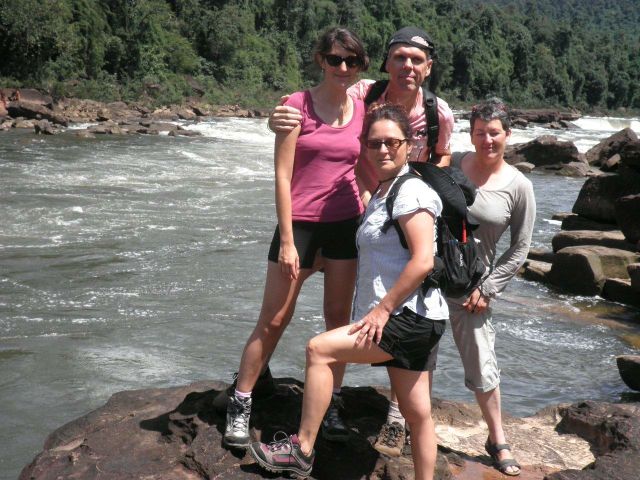 María, Stefan Carmen y Olaya en su viaje a Camboya