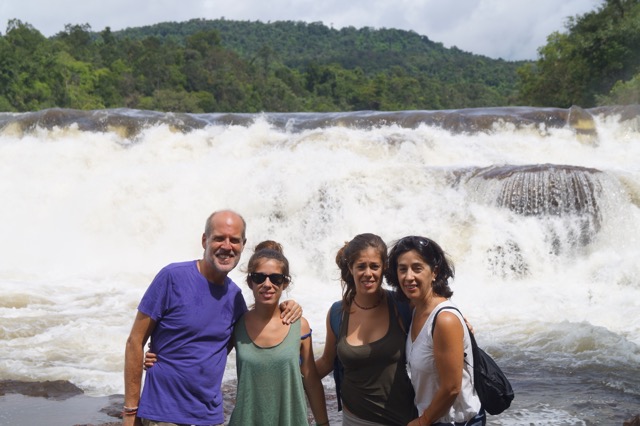 Jose Luis y su familia en Camboya