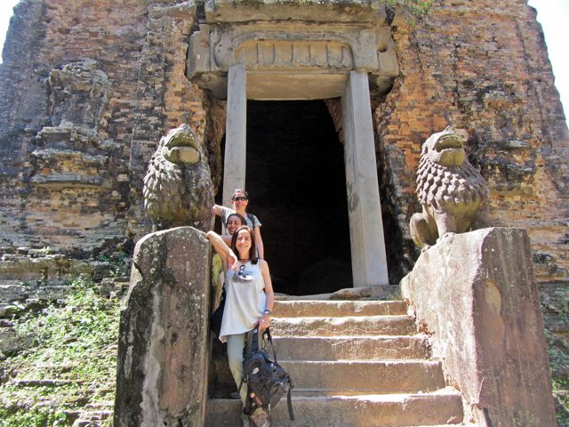 M José, Natalia y Francisca en su viaje a Camboya