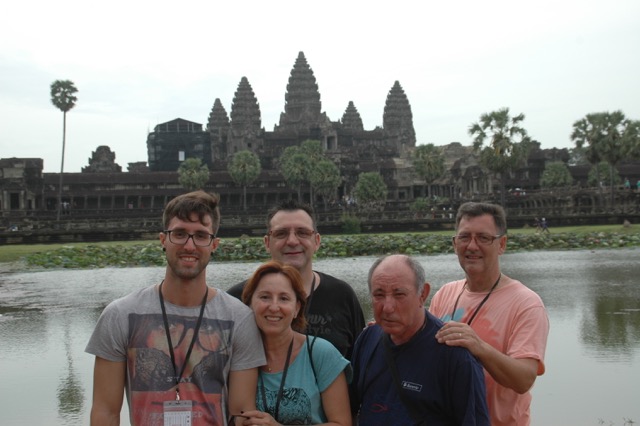 Manuel y su familia en Camboya