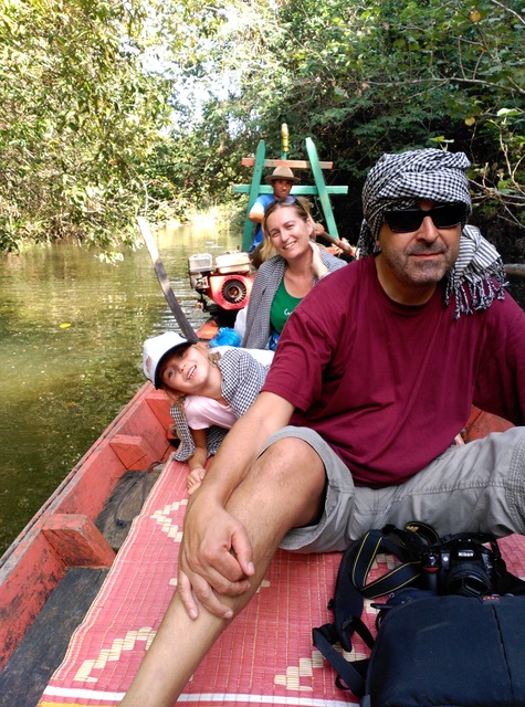 en barca por la jungla