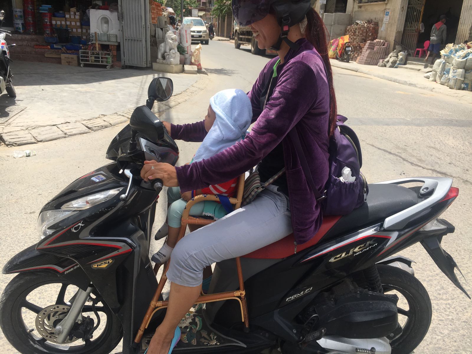 bebe en moto en Camboya