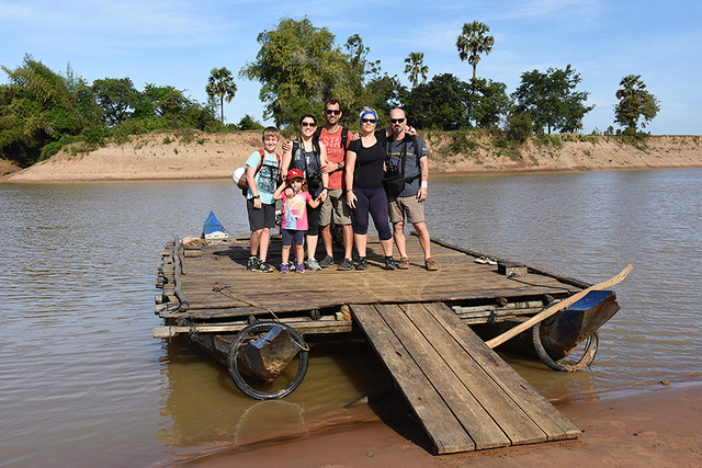 Mito, Cristina, Ádam, Noa, David y Chus en Camboya