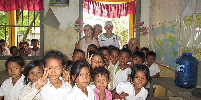 Marisa y su familia en Camboya