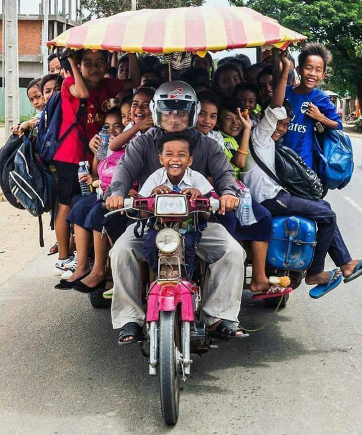 Al colegio en Tuk Tuk, sólo en Camboya