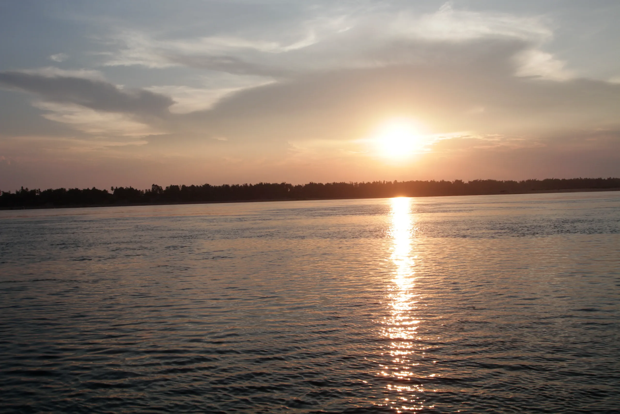 Puesta de sol capata en un viaje a Camboya