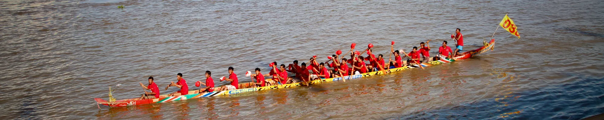 Remeros en el Festival del agua en camboya