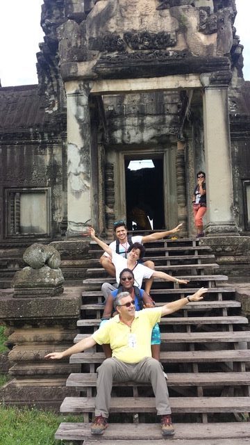 Manuel y su familia en Camboya