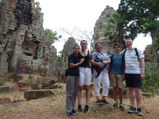 Roby y su familia, templo en Camboya