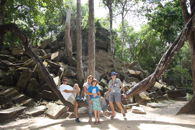 Nacho, Gonzalo, Ana y Pisco en Camboya