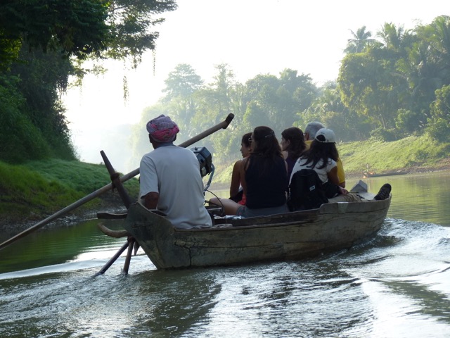 En una de nuestras barcas en un viaje a Camboya de forma segura
