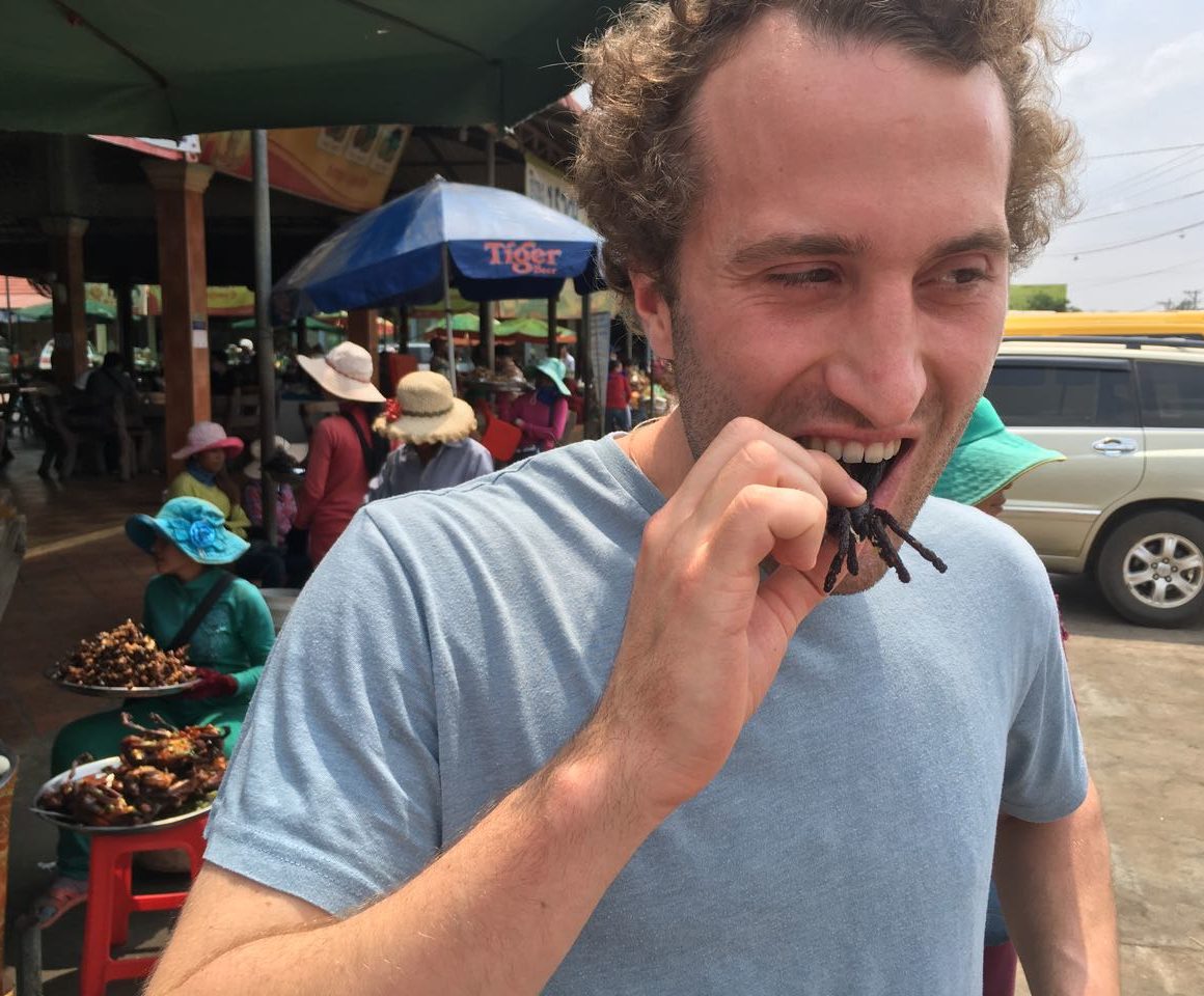 comiendo arañas en Camboya.