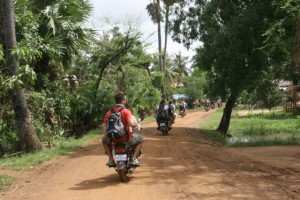 En moto por el campo en Camboya