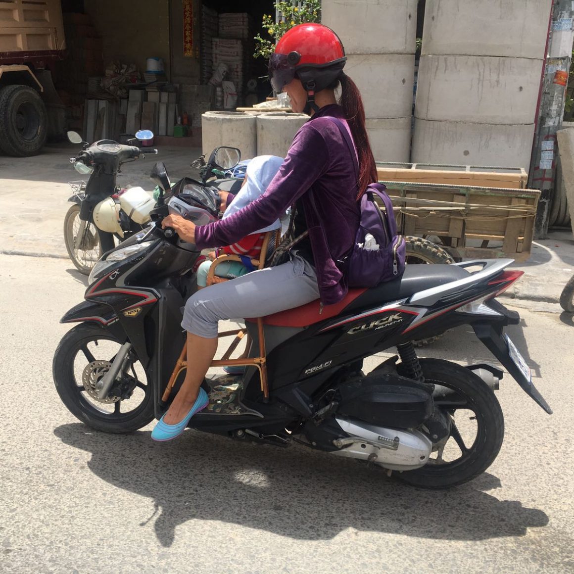 bebe en moto en Camboya