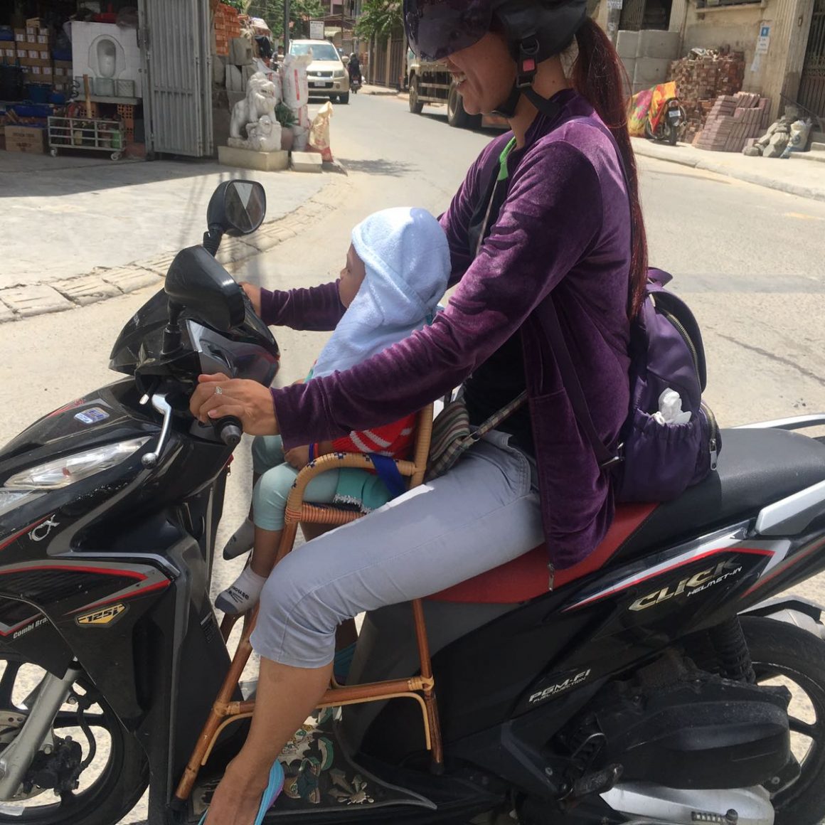 bebe en moto en Camboya