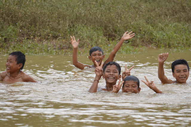 Niños saludando