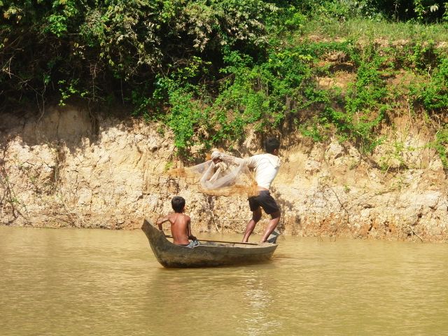 Camboyanos pescando