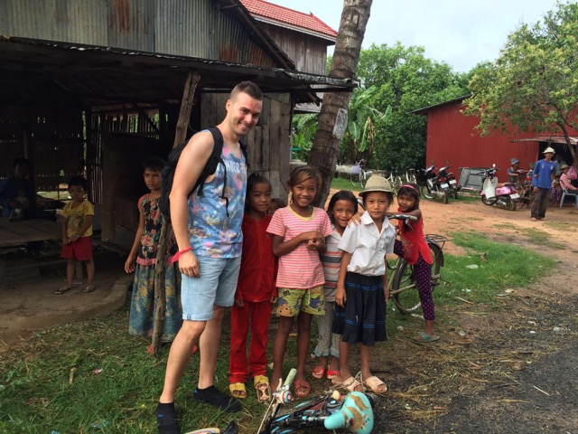 Una imagen con niños en Camboya