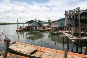 Aldea flotante en el río en Camboya