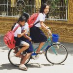 Niñas en bicicleta, El viaje a Camboya de Nuria y su familia