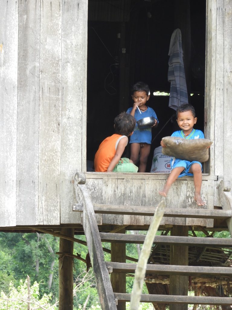 Niños en el viaje a Camboya de Nuria y su familia