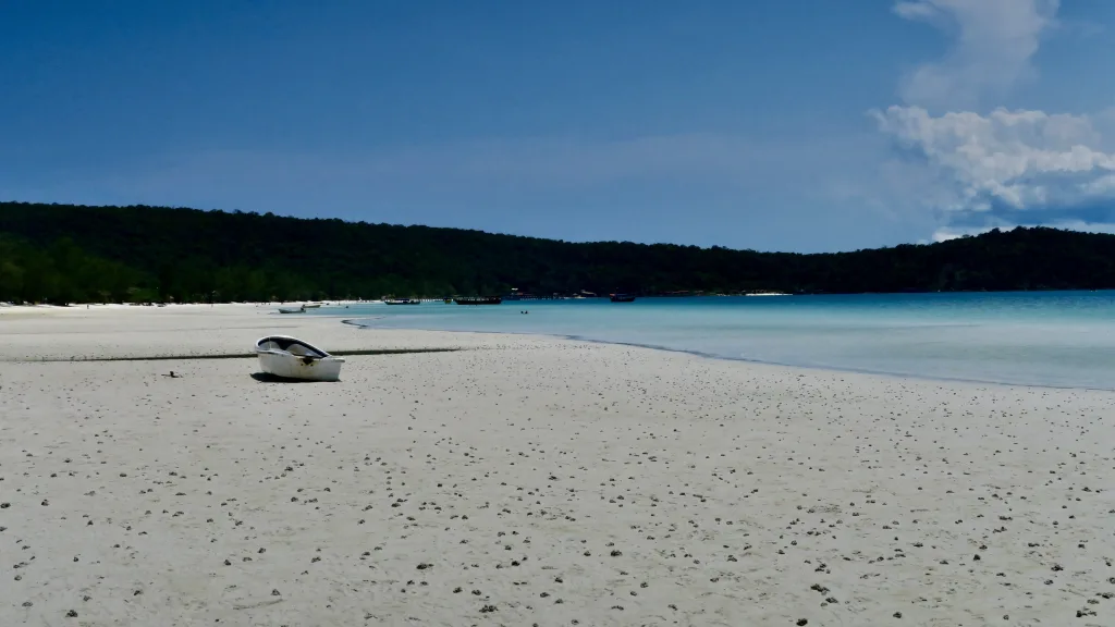 Barca en Playa en Camboya