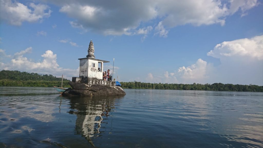 templo en el lago