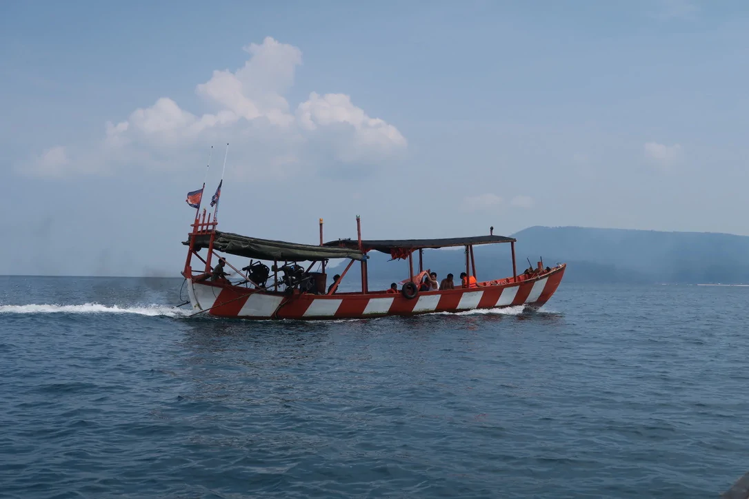 barco para excursiones en las islas de Camboya