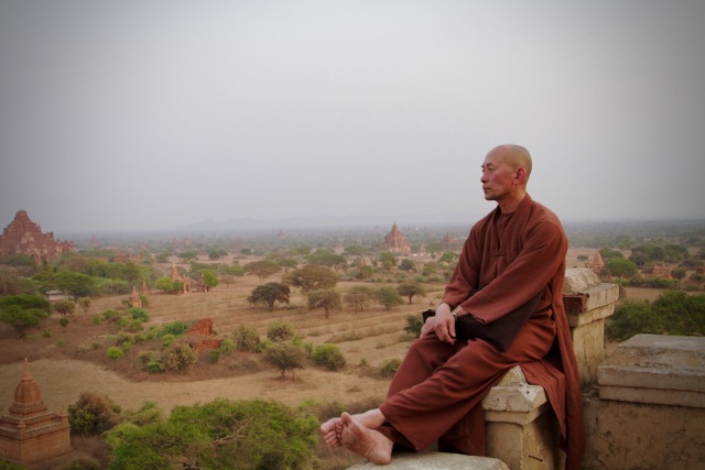 Monje en los templos de Bagan