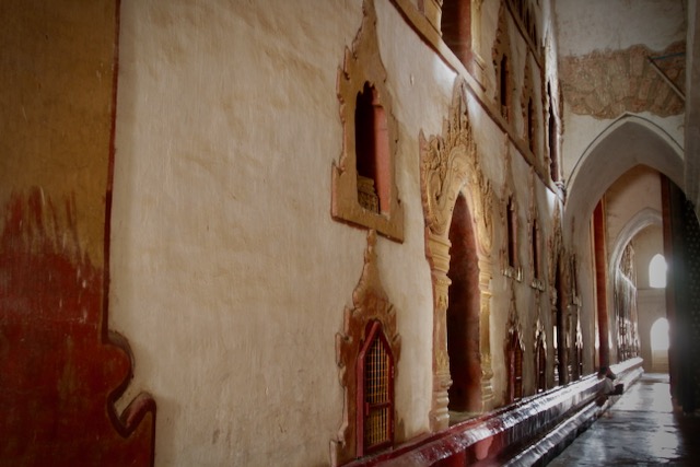 interior de templo en Bagán