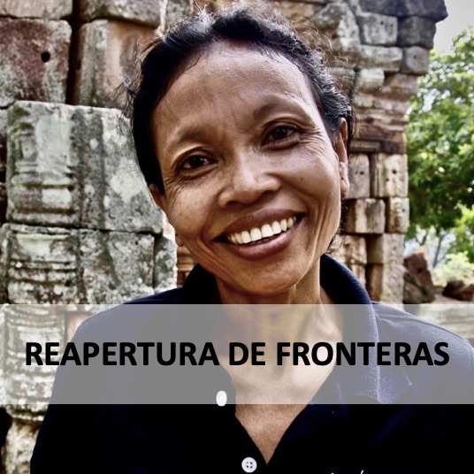 Mujer sonriendo en Camboya por la reapertura del país