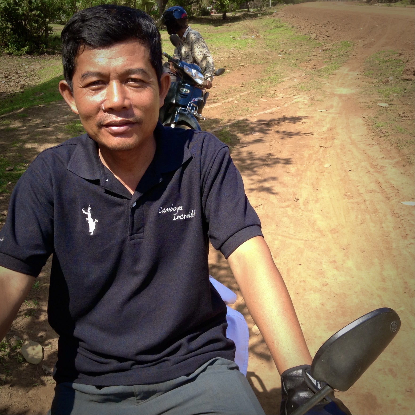 Hombre en moto en Camboya