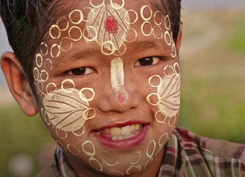 Niño con cara pintada con Tanaka en Birmania