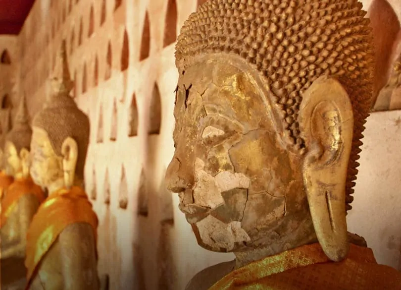 Imagen de Buda en templo de Laos