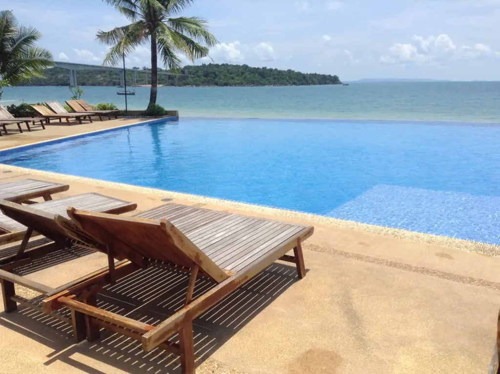 Piscina de hotel en una playa en Camboya