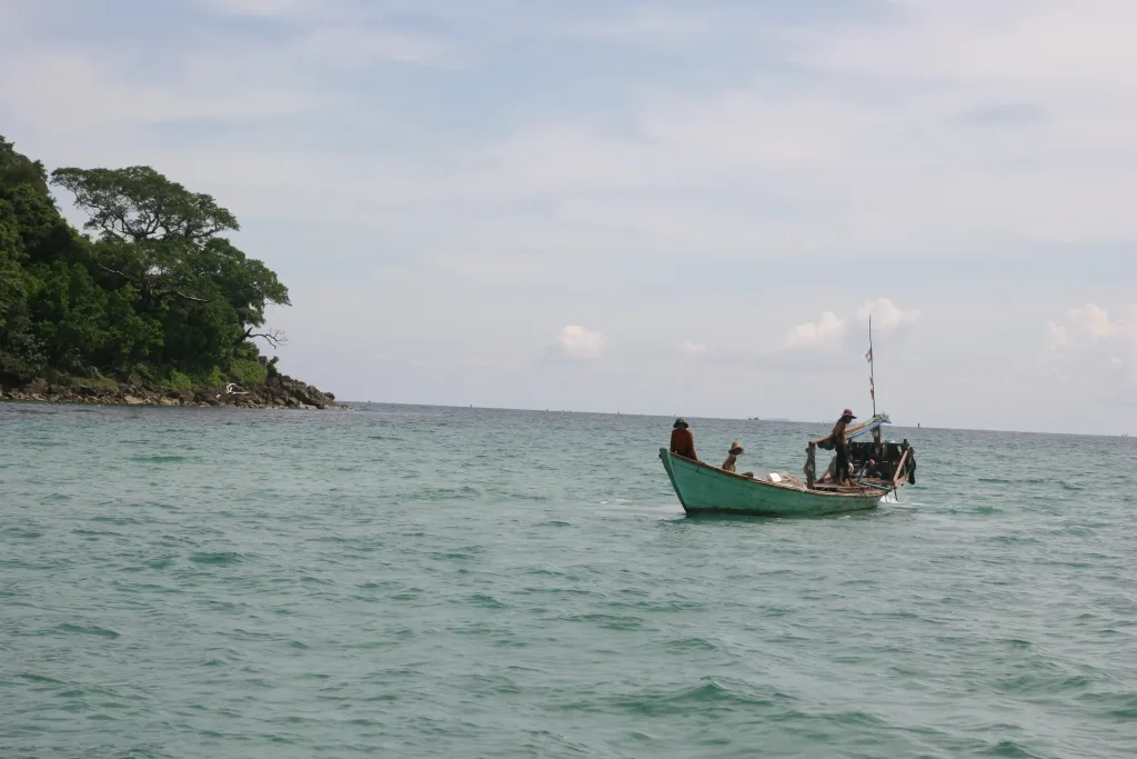 Barca de pesca en la zona de las islas de Camboya