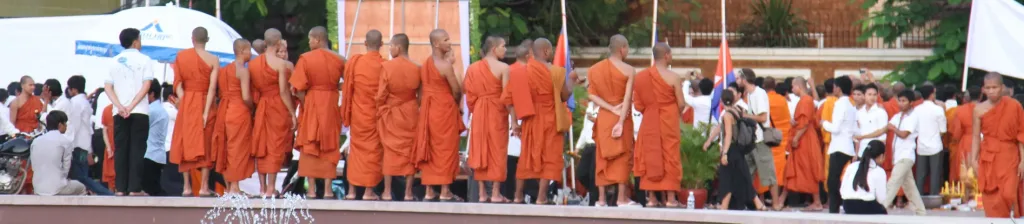 Fila de monjes en Camboya, déjate llevar por nuestra guía de viajes