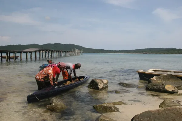 Lugareños de una isla de Camboya