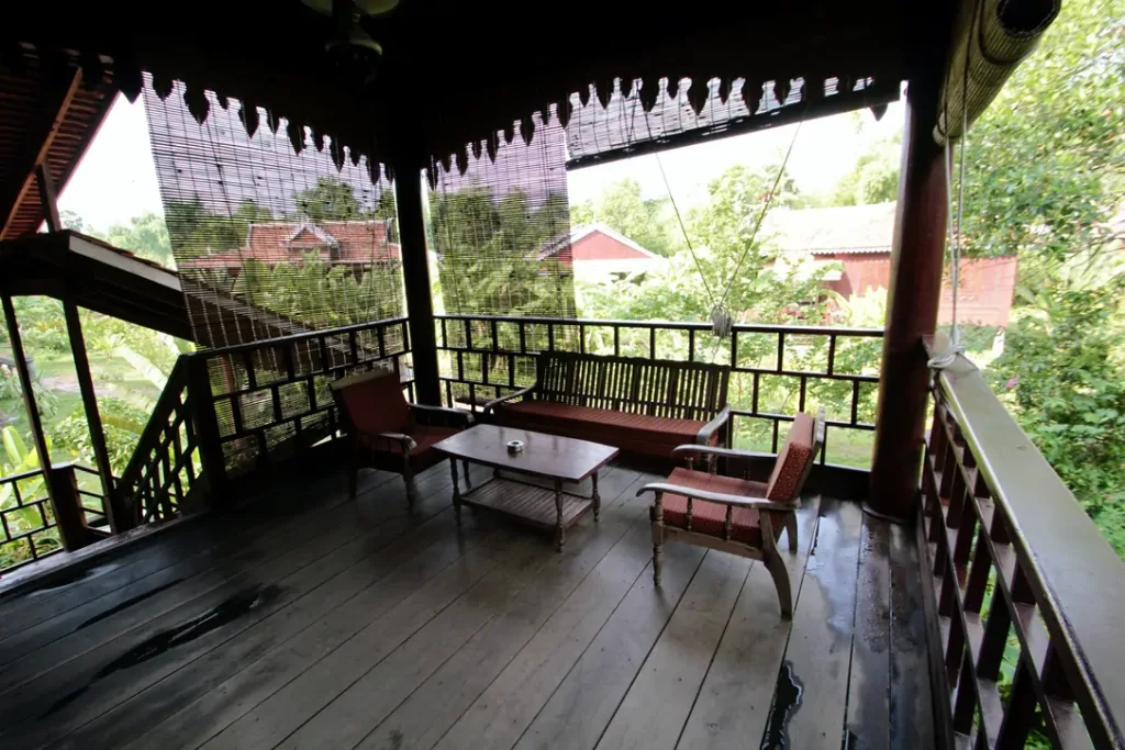 Terraza tipica de casa Camboyana, encuentras siguiendo nuestra guía de viajes