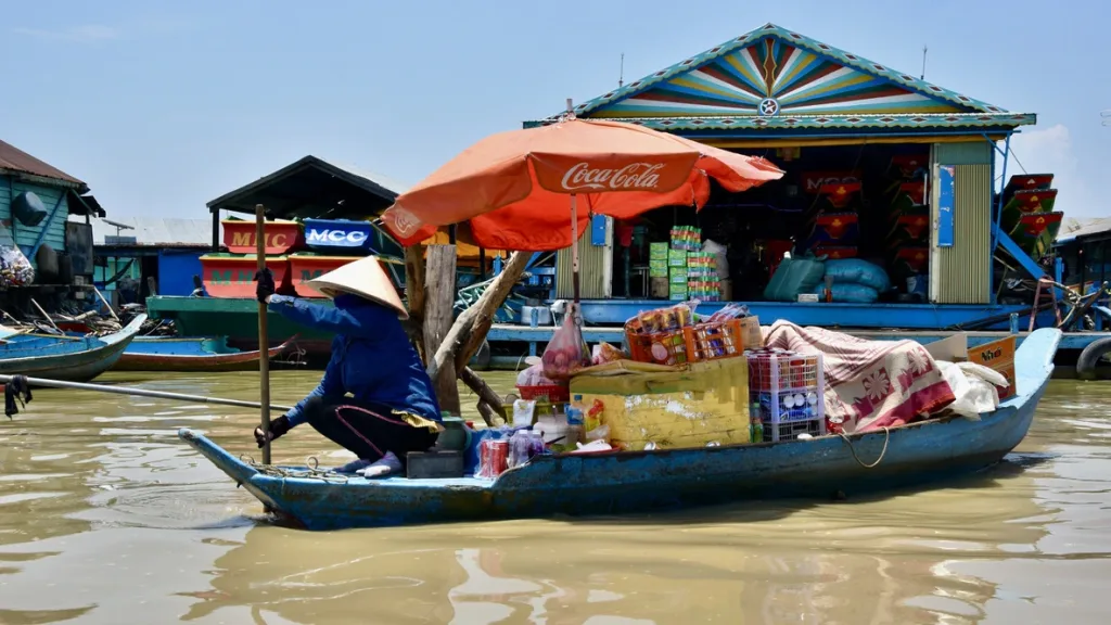 Barca en aldea flotante de Camboya