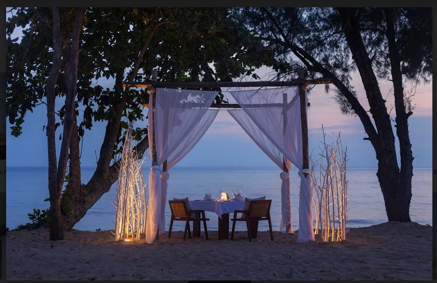 Cena romántica en un viaje de lujo en Camboya
