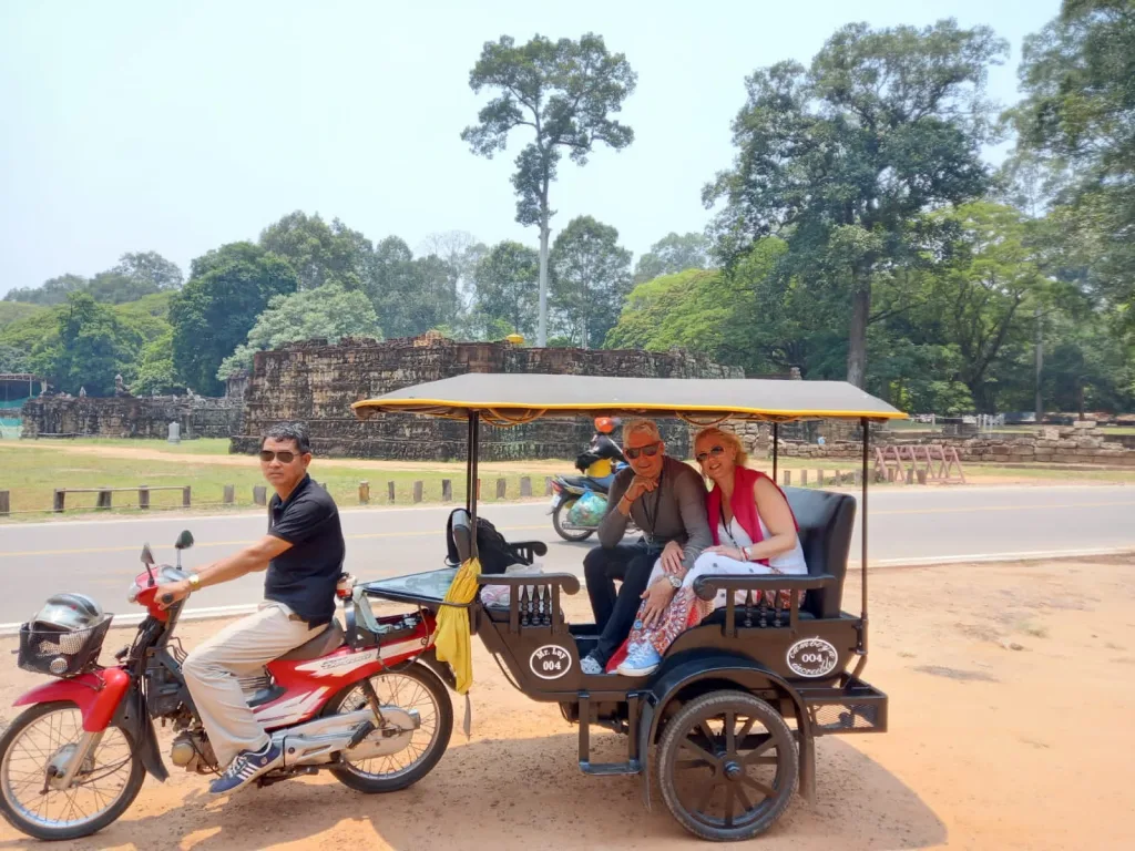 Un tuk tuk en los templos de Angkor