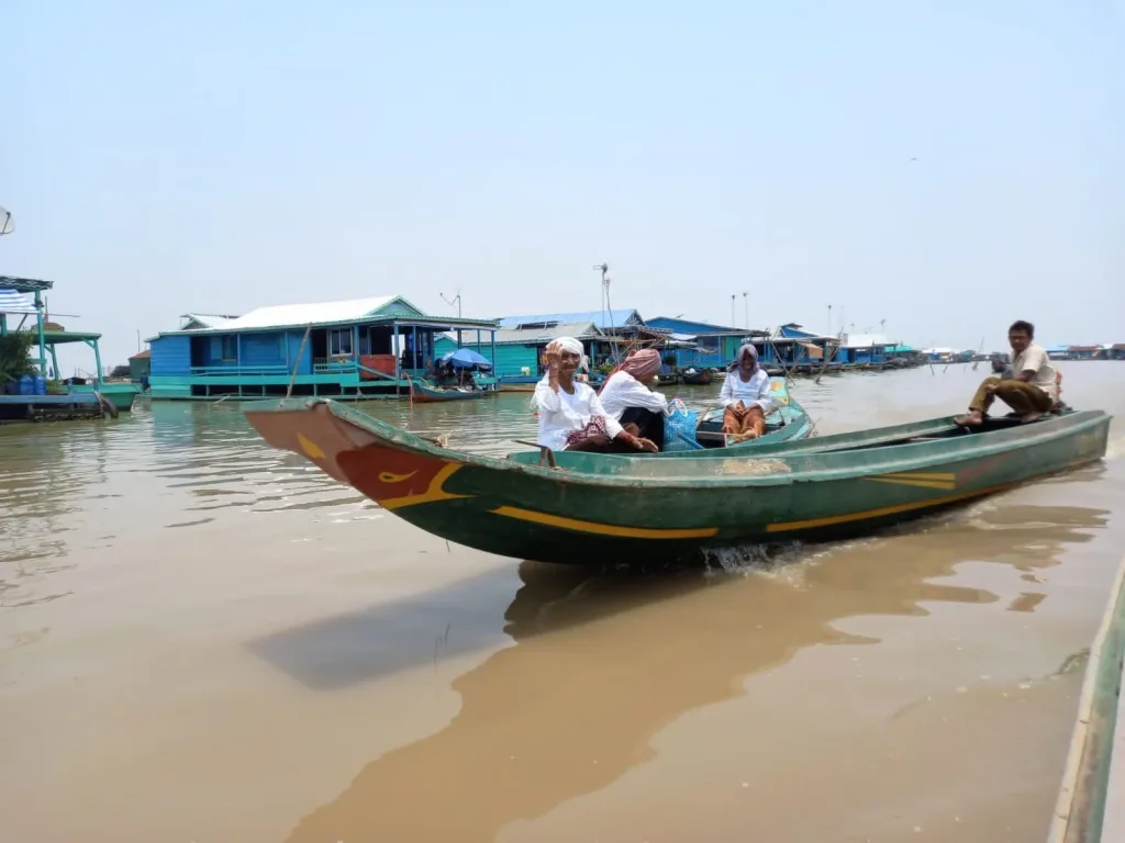 Barca en lago en Camboya