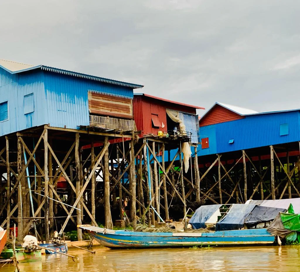 Aldea flotante en un viaje especial en Camboya