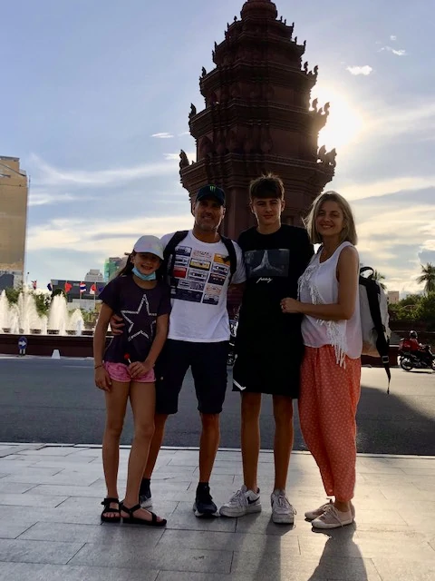 Monumento a la independencia en Camboya y la familia de Judit