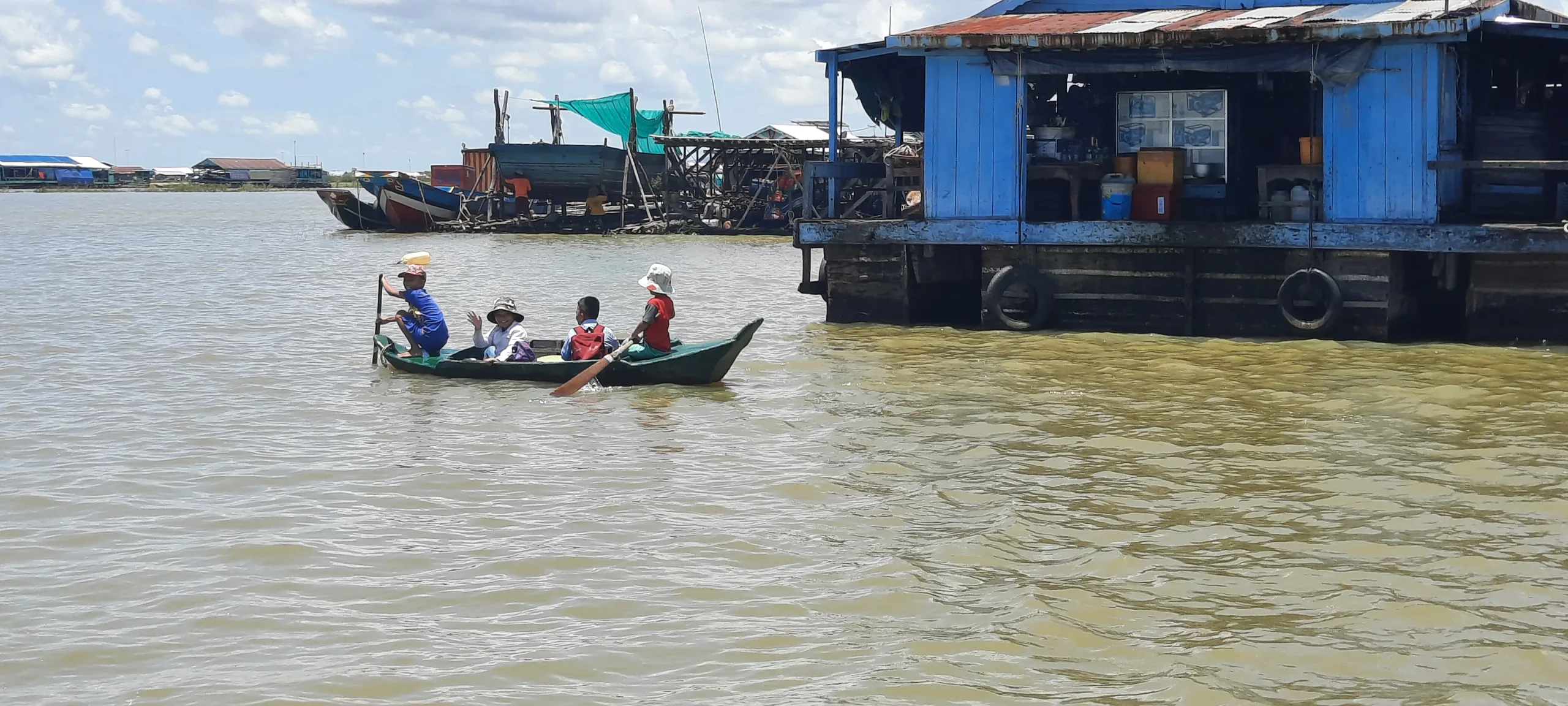 aldea flotante en Camboya