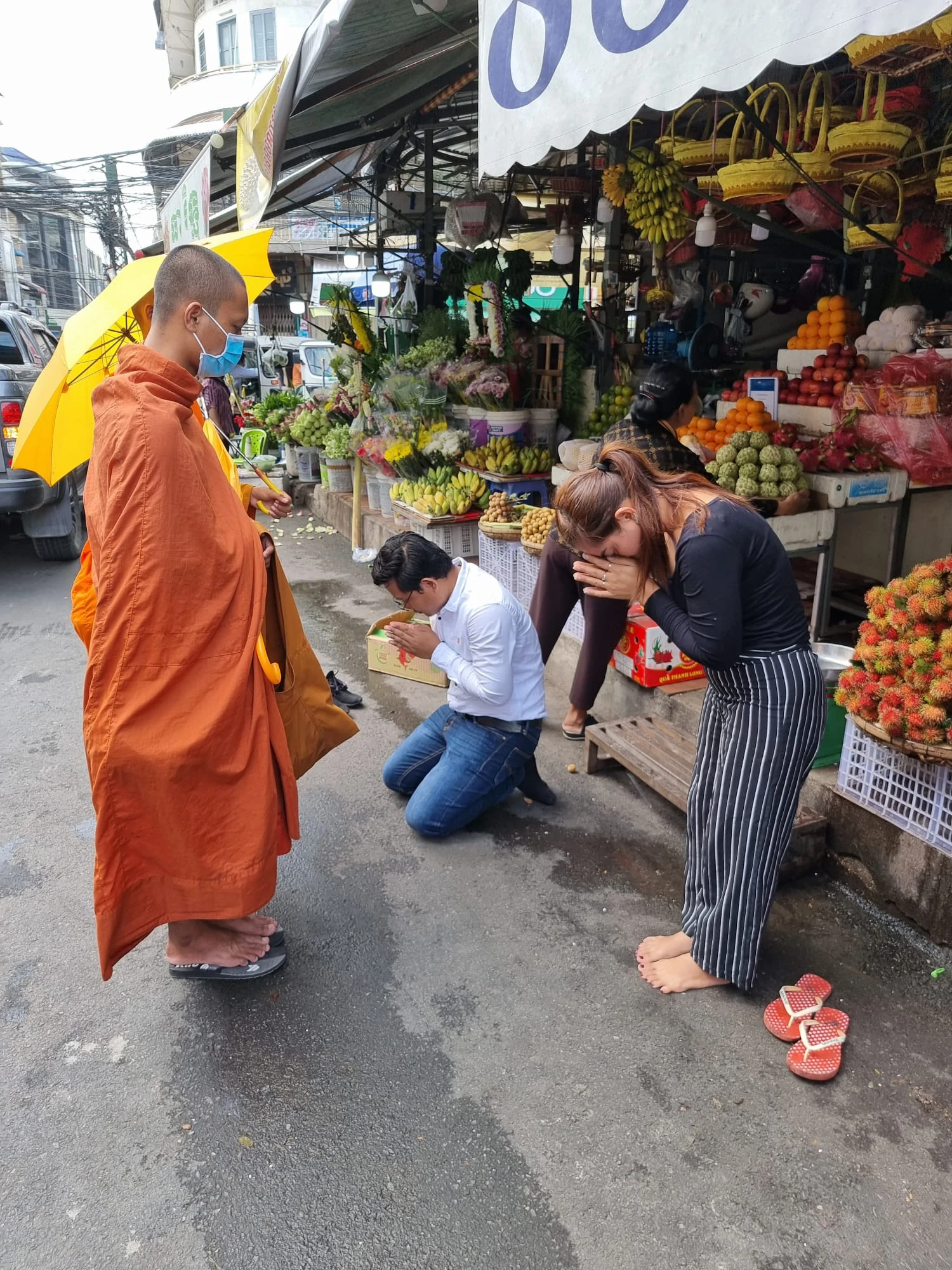 Rezando a los monjes en un mercado de Camboya