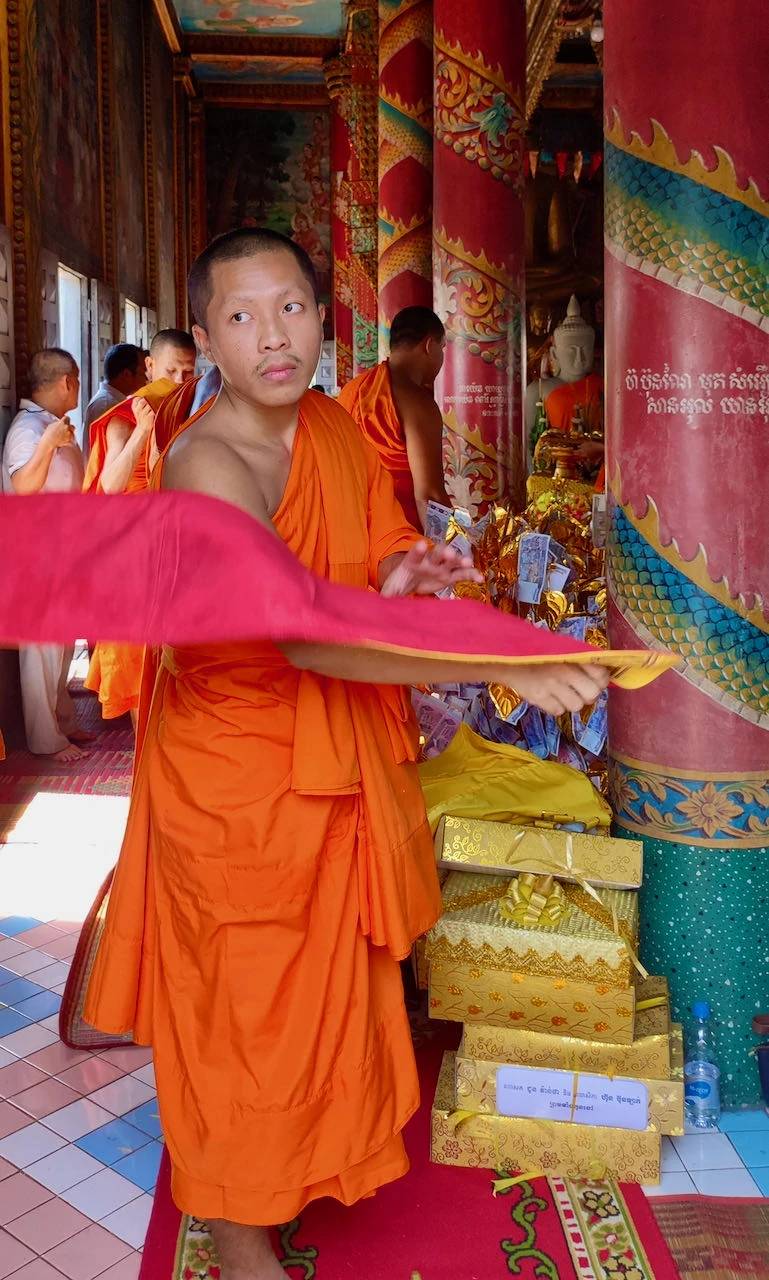 Monje en una pagoda de Camboya